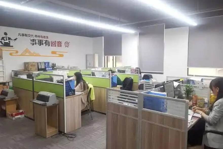 S16英雄联盟总决赛选手在比赛席专注操作的近景